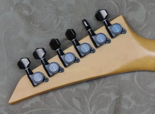 1986 CHARVEL JACKSON BROWN  IVORY 1A3S TREMOLO ELECTRIC GUITAR in Guitars in City of Toronto - Image 9