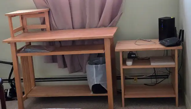 Wooden Desk in Desks in St. Catharines - Image 2