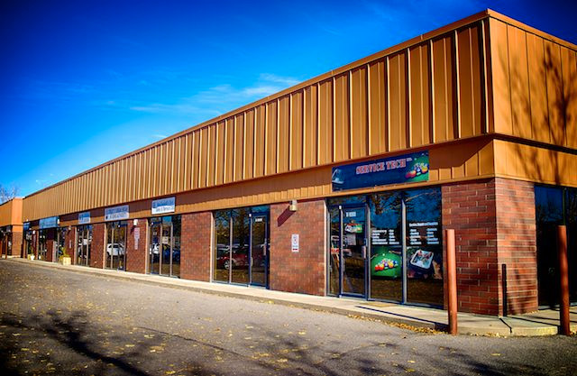 Warehouse Plus Office Space, Airways Industrial Plaza - 2,100 SF in Commercial & Office Space for Rent in Calgary - Image 2