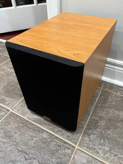 Paradigm PDR 8 subwoofer over 20 years old. Powers up fine but haven’t used it in 5 years so not qui...