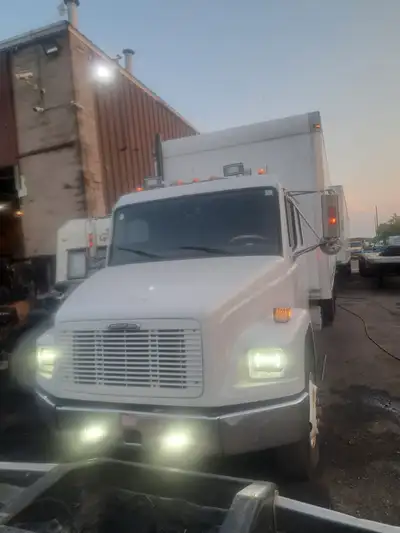 2001 Freightliner Fl80. Rebuilt manual transmission. Engine cat 3126 replaced in 2022. New tires and...