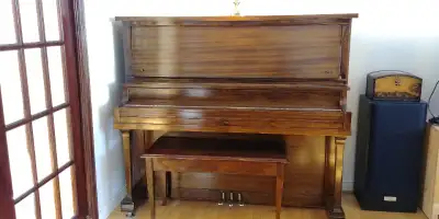 Piano droit à donner, en très bon état passer le prendre il est à voua
