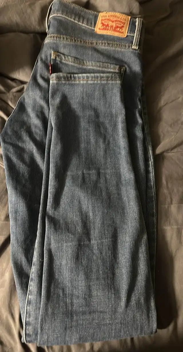 Levi jeans in Women's - Bottoms in Kingston - Image 4