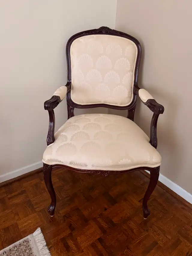 French style vintage chairs (set of 2) in Chairs & Recliners in Markham / York Region - Image 2