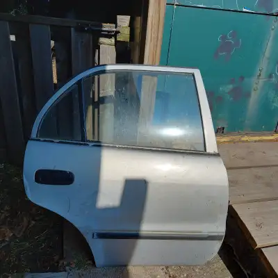Toyota corolla 2001 right rear, front pasenger and driver side doors.Manual window. IF YOU SEE THIS...