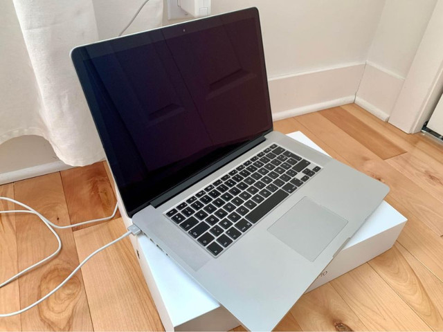 Apple MacBook Pro (15" Retina, SSD 256 Go) AZERTY dans Portables  à Longueuil/Rive Sud - Image 2