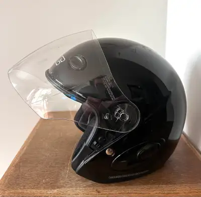 Je vends un casque de moto HJC de taille XS, parfait pour femme, homme ou ado, avec une visière en t...
