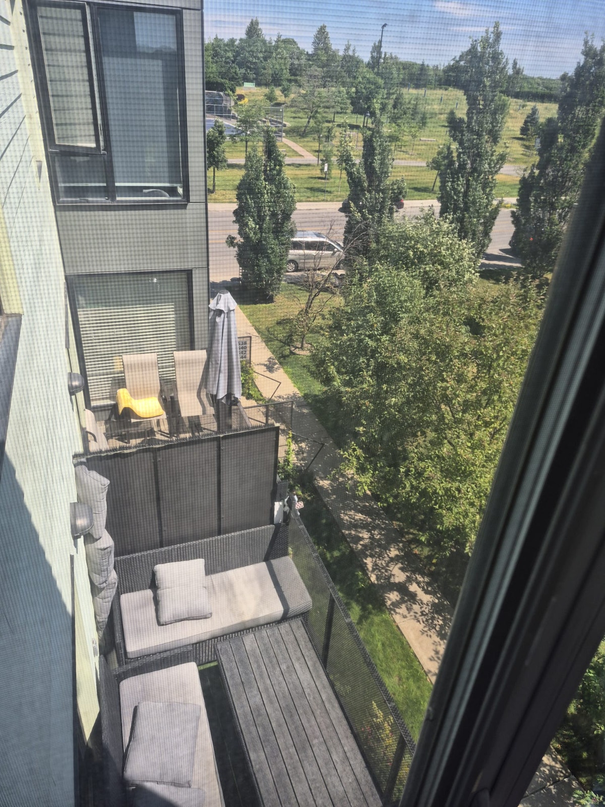 Grand 4 1/2 sur 2 étages, 1100 pieds carré — photo 2