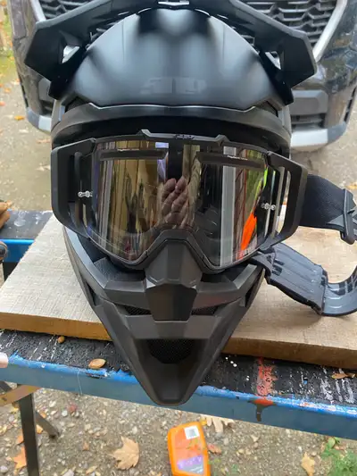 Xl Brand new never worn Can install sound system in it Goggles included