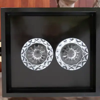 2 BEAUX CHANDELIERS  EN CRYSTAL DE 3"DIAMÈTREx1"HAU:$10.00 PAIRE, View more