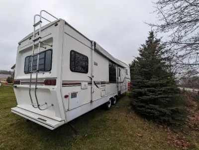5th wheel camper 30' no water damage inside