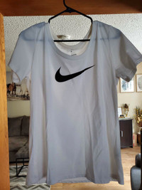BRAND NEW NEVER WORN WOMENS SIZE LARGE NIKE COTTON T SHIRT