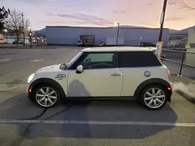 Video is not the car for sale, but similar, AutoGuide video The 2008 Mini Cooper S with the factory...