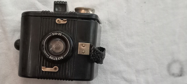 I deliver! Vintage Old Camera Bull's Eye Six-20 in Arts & Collectibles in St. Albert