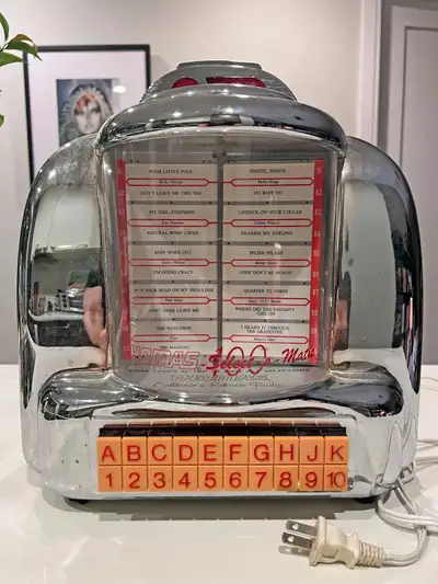 Thomas 100 Select-o-Matic Jukebox Radio Cassette Player 9th Collectors Edition Radio is in the shape...
