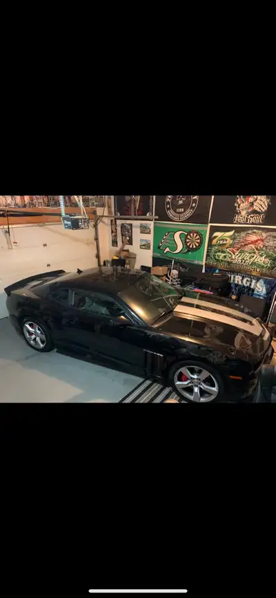 Emaculate camero SS. Only 52000 km. 3rd owner. Never stored outside or driven in winter
