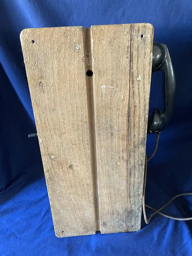 Antique Wood Telephone & receptor.. vintage wooden phone in Arts & Collectibles in Ottawa - Image 8