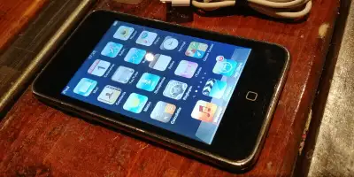 Apple iPod 8g avec chargeur de maison et cable Data/Transfer– Model: A1288 – Testé et 100% Fonctionn...