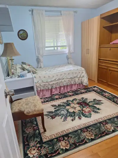 Clean, comfy, pretty bdrms in quiet, safe area Huron & Highbury
