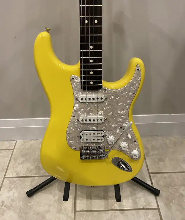 RARE Fender FSR (Stratocaster) Sam Ash 48th Street Strat Guitar in Guitars in Markham / York Region - Image 2