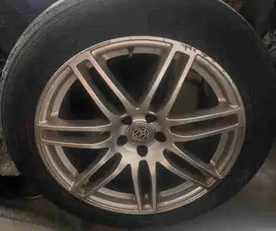 Mags Audi + Pneus d’été Yokohama 235/55r19 . Était sur un Q5 Hybrid 2013, bolt patern : 5x112, cente...