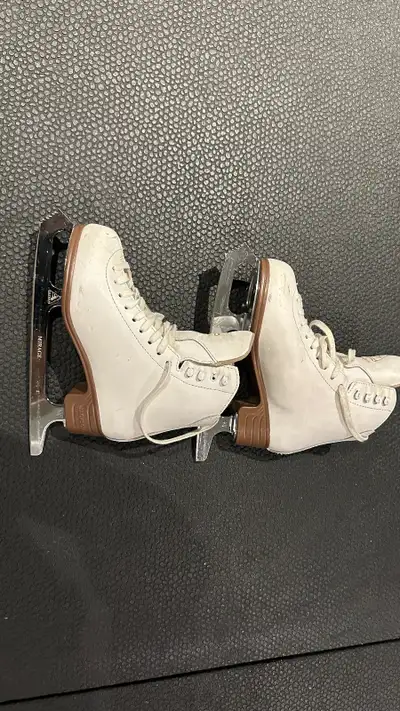 Women’s size 5 Figure Skates - Jackson Classique, View more