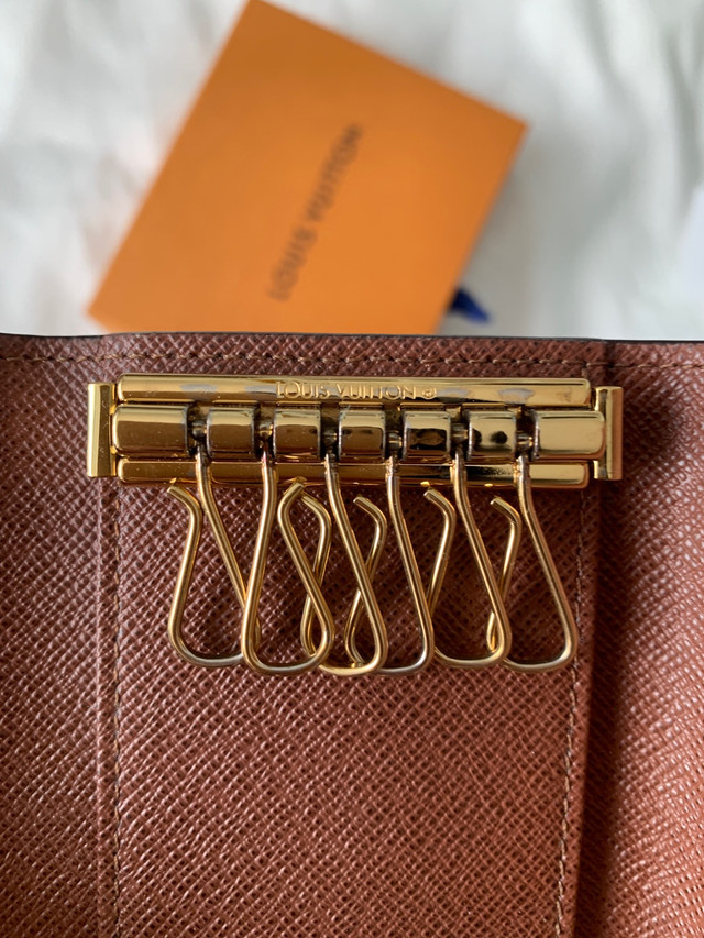 Louis Vuitton 6 key holder  in Women's - Bags & Wallets in Mississauga / Peel Region - Image 4
