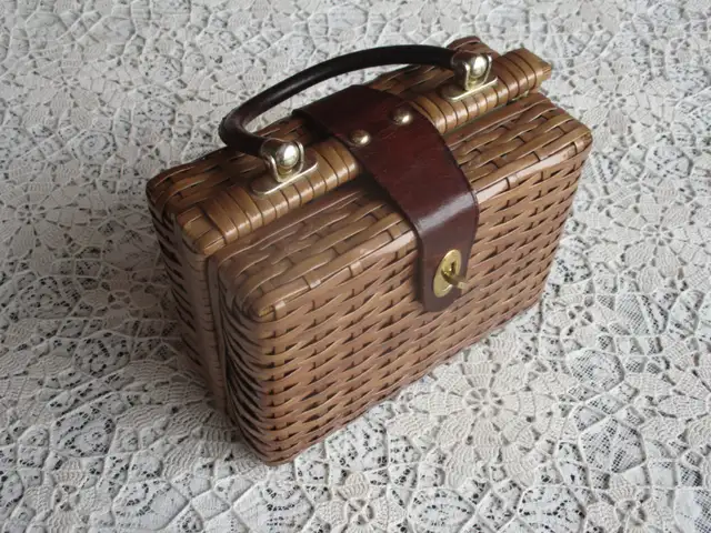 Vintage 1960s Basket Weave Style Purse in Women's - Bags & Wallets in New Glasgow - Image 2