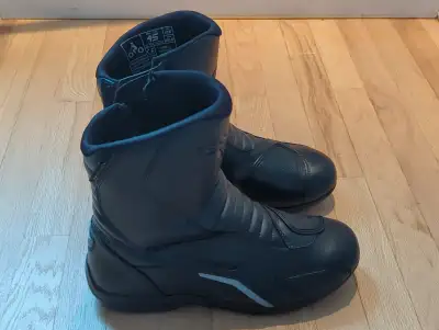 FR: Bottes imperméables Alpinestars Ridge V2 Drystar Grangeur: 10.5 ou 45 Euro Portée moins d'une de...