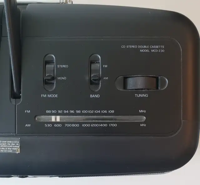 Sanyo MCD-Z30 Portable Stereo Boombox CD Cassette in Stereo Systems & Home Theatre in Mississauga / Peel Region - Image 9
