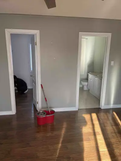 .The spacious master bedroom comes with an independent bathroom and a walk-in closet, suitable for s...