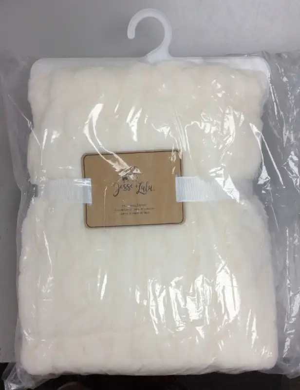 JESSE & LULU'S  PLUSH BABY BLANKET in Bathing & Changing in City of Toronto - Image 3