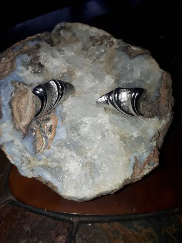 Vintage 80s  Earrings in great condition , like new in Jewellery & Watches in Ottawa - Image 2