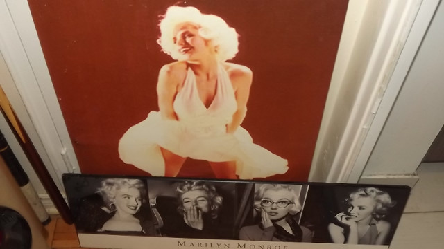 2 MARILYN MONROE FRAMED/MOUNTED CLASSIC  POSES BUNDLEPOSES in Arts & Collectibles in City of Toronto - Image 2
