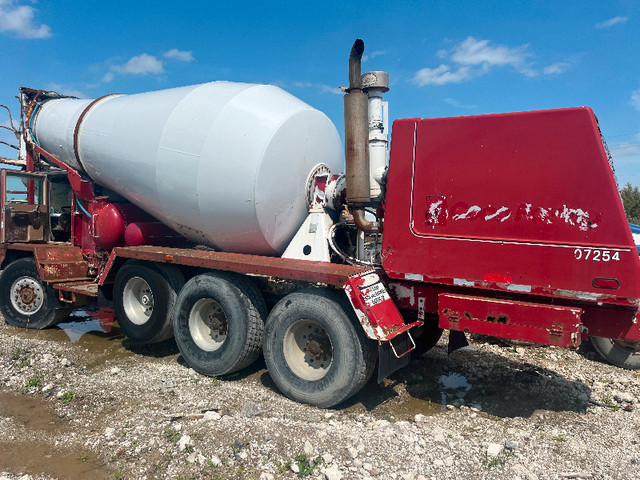 Cement truck in Heavy Trucks in Windsor Region - Image 3