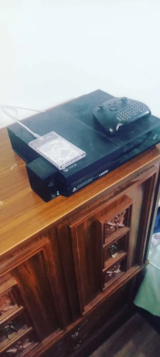 Xbox One S 60$ + 1 manette + 500g disk + 438-988-1268 in XBOX One in Laval / North Shore - Image 3