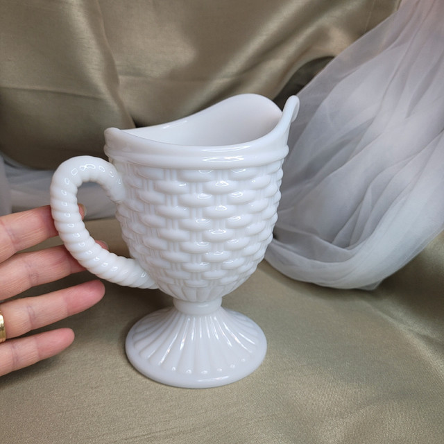 Beautiful 6" x 4" Vintage Imperial White Milk Glass Basket.... in Arts & Collectibles in Markham / York Region - Image 4
