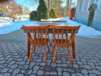 1 table et 4 chaises en bois. La table: 48"x 35"x 30" de hauteur