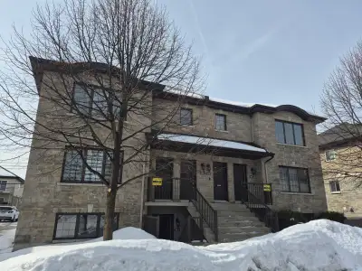 Grand 4 1/2 à louer - Chomedey, Laval - Disponible à partir de maintenant. Étage du haut (2ième étag...
