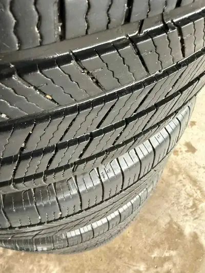 Selling in very good condition 235/60/R18 Michelin defender allseason tires