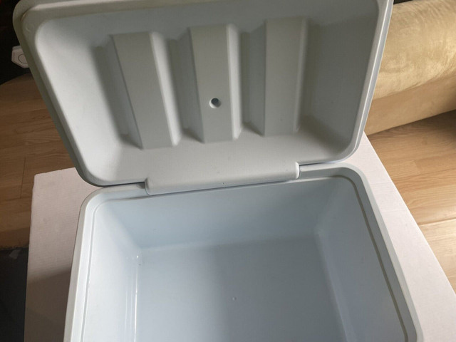 White red Rubbermaid  cooler (20x12x13 inches in Other in Mississauga / Peel Region - Image 3