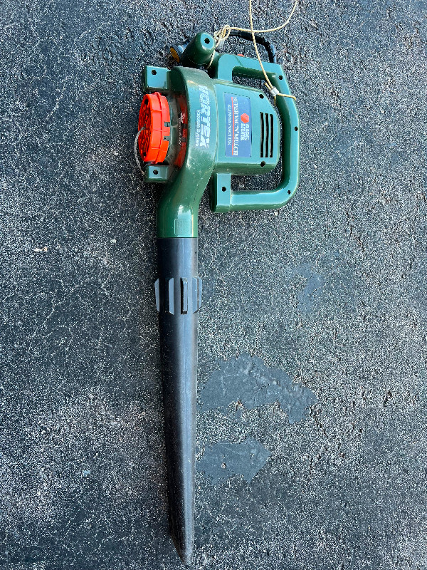 Black and decker blower 12 amp 120 volt in Hand Tools in Mississauga / Peel Region - Image 2