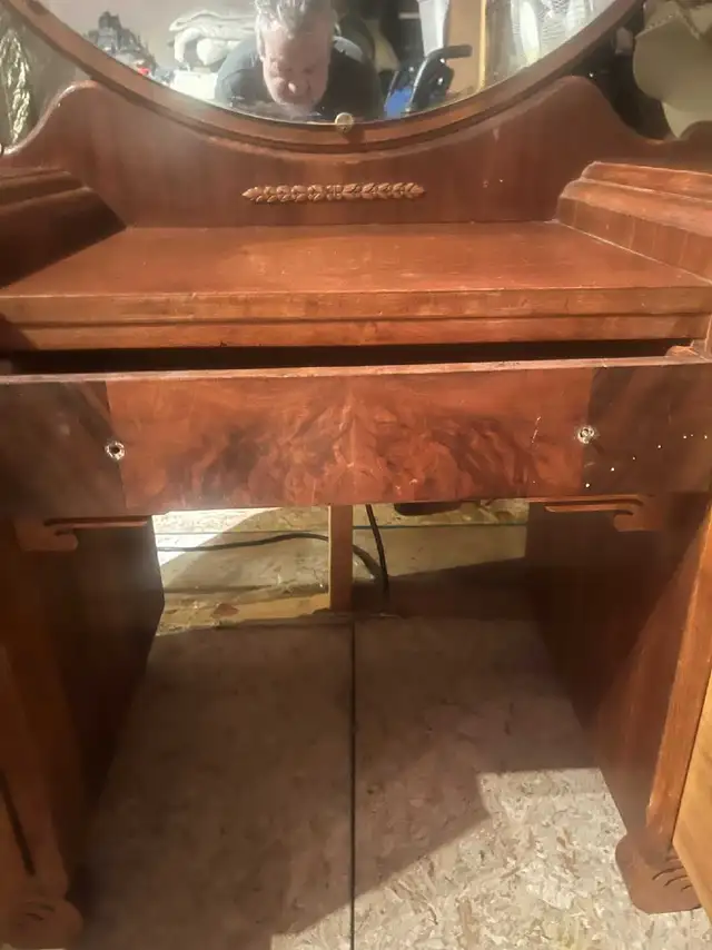 1930 era drop center vanity w mirror in Dressers & Wardrobes in Calgary - Image 7