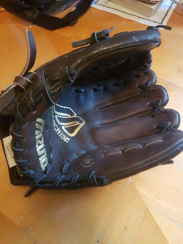 Youth baseball glove in Baseball & Softball in Dartmouth - Image 2