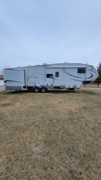 2012 32 ft Greystone Fifth wheel