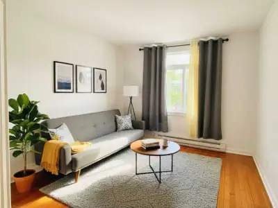 Available for visits this weekend – message me to book a visit! Large 3 1/2 (approx. 700 sqft) on th...