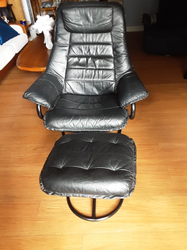 BLACK LEATHER SWIVEL RECLINER CHAIR & STOOL Chairs & Recliners Barrie Kijiji