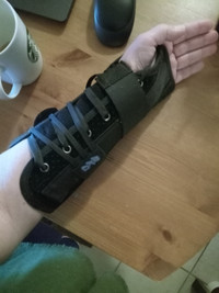 Adjustable splint for wrist fracture