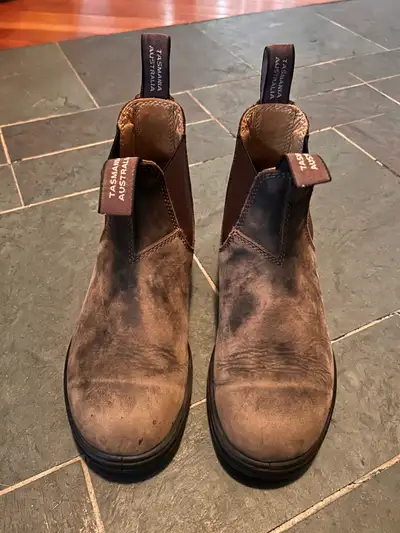 Women’s Blundstones 4.5, View more