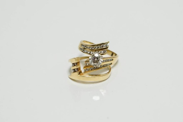 44 Diamonds (1.71ct) 18KT gold interlock engagement ring in Jewellery & Watches in Mississauga / Peel Region
